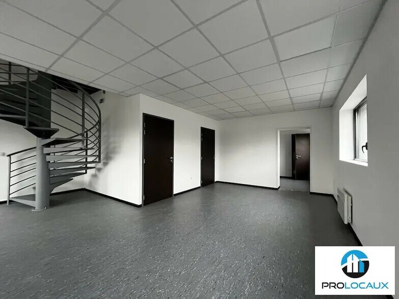 Local d’activités dans Margny-lès-Compiègne à louer - Photo de l’immeuble – Image 3 sur 6