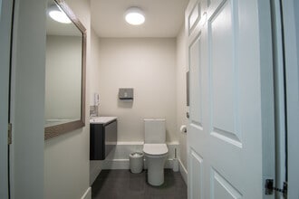 1 Waverley Ln, Farnham à louer Photo intérieure– Image 1 sur 4