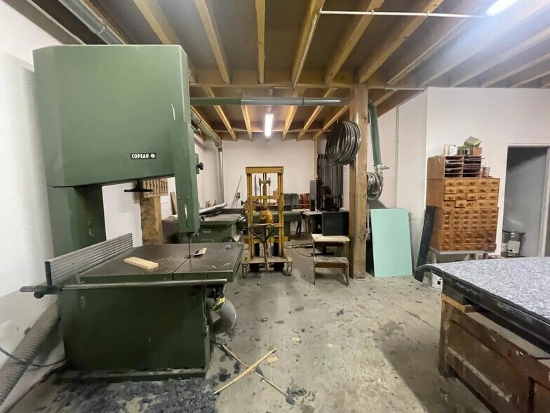 Local d'activités dans La Ville-du-Bois à vendre - Photo de l’immeuble – Image 3 sur 17