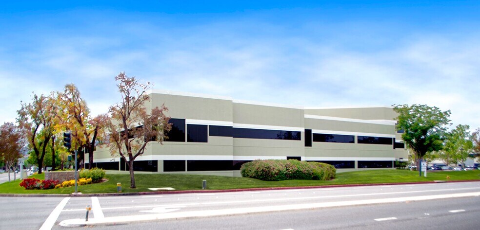 25115 Avenue Stanford, Valencia, CA à louer - Photo de l’immeuble – Image 3 sur 9