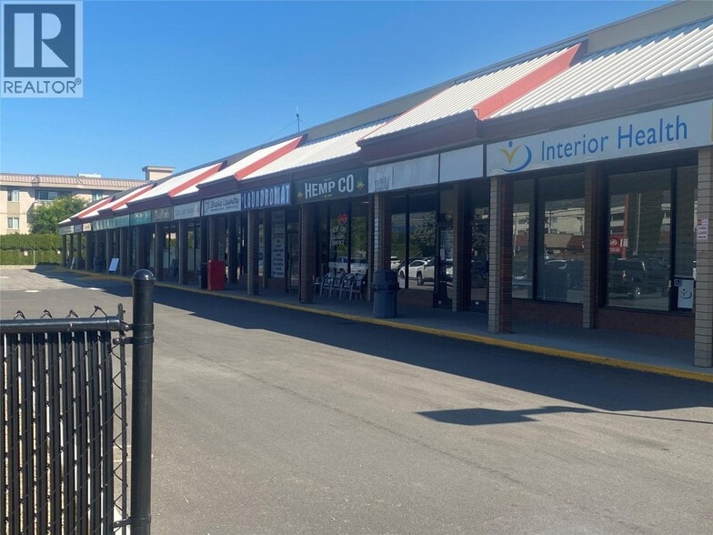 3042 Skaha Lake Rd, Penticton, BC à louer - Photo principale – Image 1 sur 6