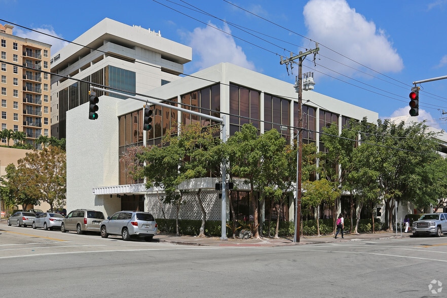 301 Almeria Ave, Coral Gables, FL à louer - Photo de l’immeuble – Image 2 sur 7