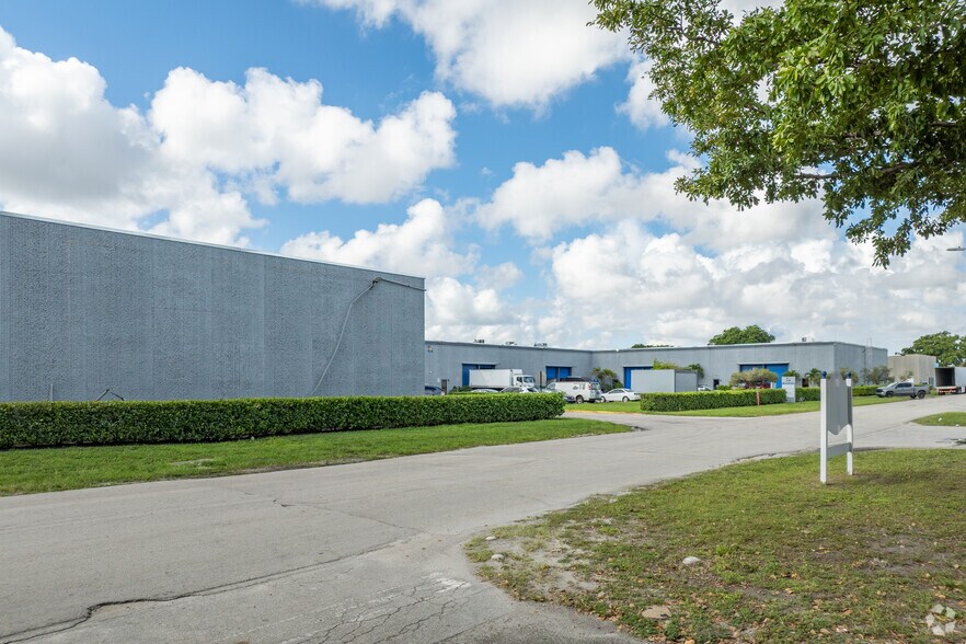 5500-5632 NW 161st St, Hialeah, FL à louer - Photo de l’immeuble – Image 2 sur 7