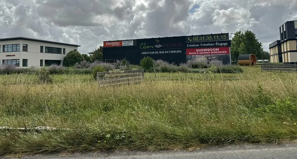 Local d’activités dans Ifs à louer - Photo de l’immeuble – Image 1 sur 4