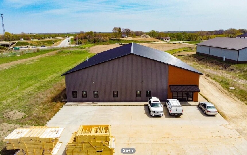 3611 Fast Ln, Cedar Falls, IA à vendre - Photo de l’immeuble – Image 2 sur 4