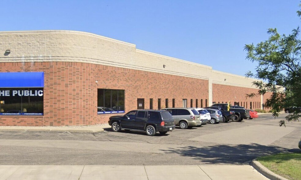 1261 E Highway 36, Maplewood, MN à louer - Photo de l’immeuble – Image 2 sur 3