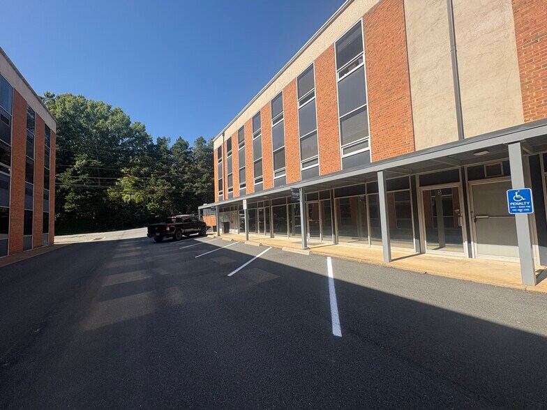 1932 Arlington Blvd, Charlottesville, VA à louer - Photo de l’immeuble – Image 3 sur 3