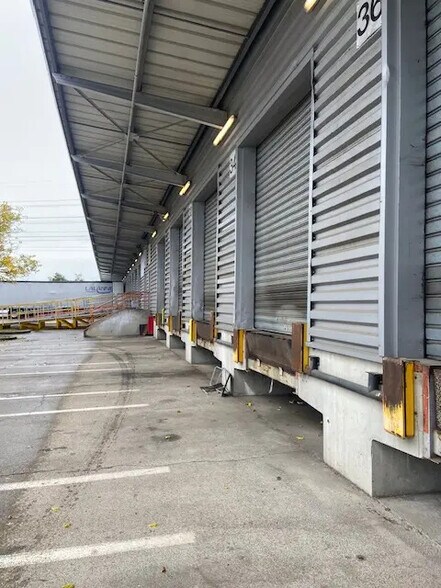 Local d’activités dans Mions à louer - Photo de l’immeuble – Image 2 sur 9