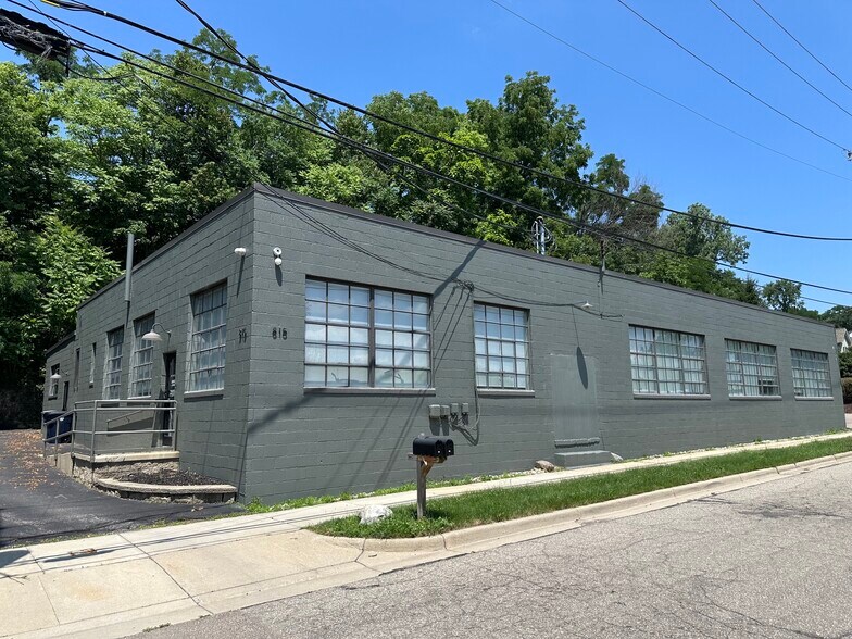 815 Wildt St, Ann Arbor, MI à louer - Photo de l’immeuble – Image 1 sur 9