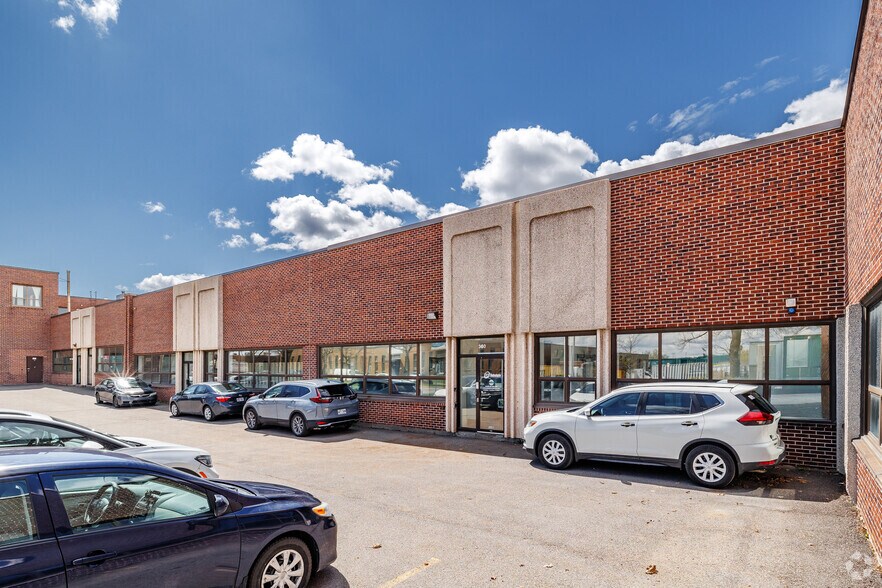 310-400 Boul Montpellier, Montréal, QC à louer - Photo de l’immeuble – Image 2 sur 5