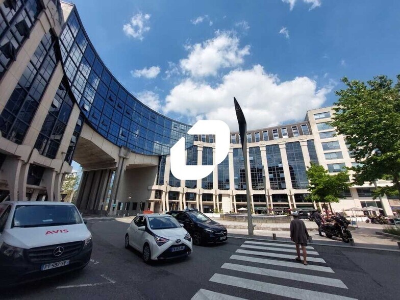 14 Bis Place Georges Pompidou, Montigny-le-Bretonneux à louer - Photo de l’immeuble – Image 2 sur 18