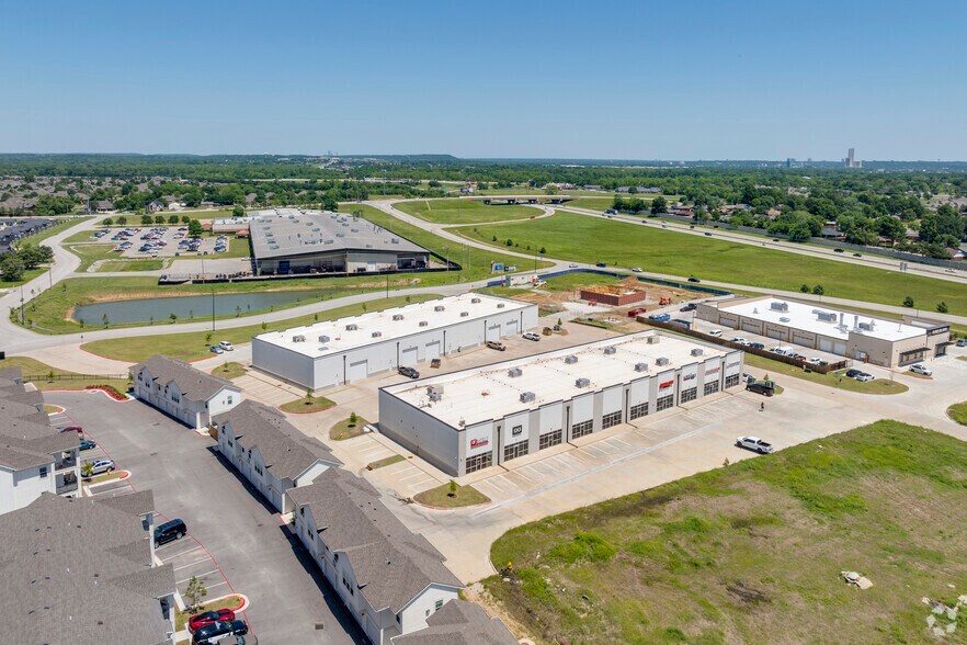 3402 W 114th St, Jenks, OK à louer - Photo de l’immeuble – Image 3 sur 5