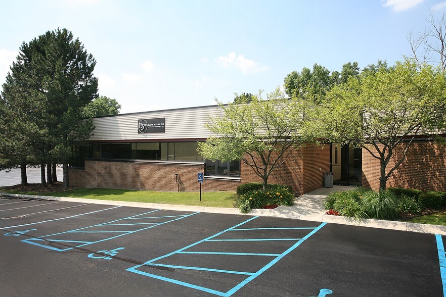 33481 W 14 Mile Rd, Farmington Hills, MI à vendre - Photo principale – Image 1 sur 7