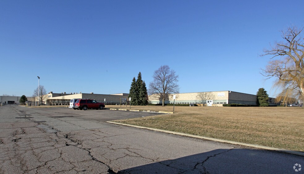 1800 W Hawthorne Ln, West Chicago, IL à louer - Photo de l’immeuble – Image 2 sur 4
