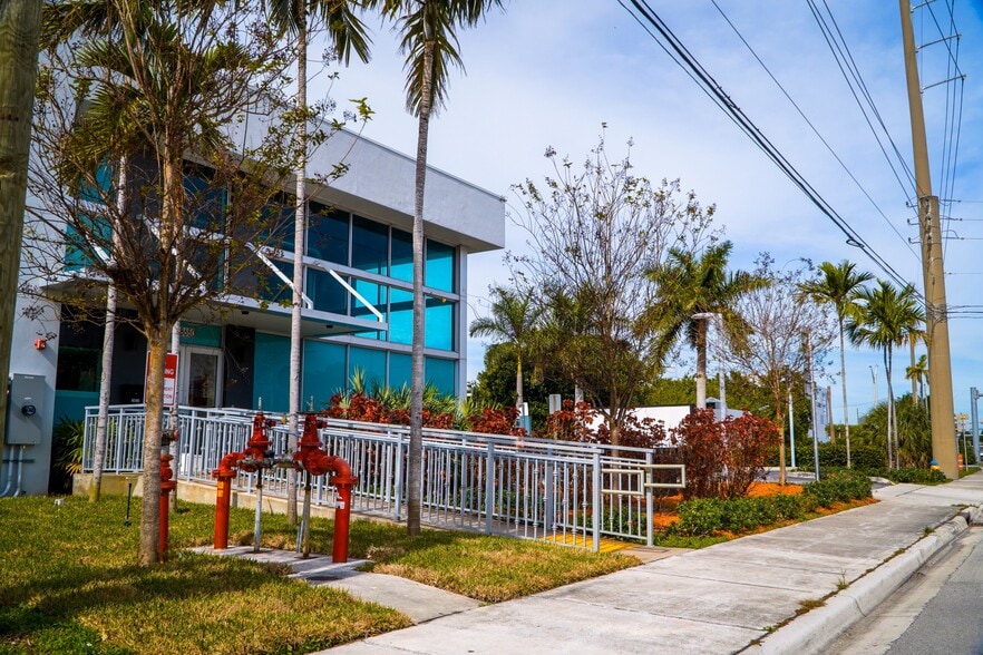 18650 Biscayne Blvd, Aventura, FL à louer - Photo de l’immeuble – Image 2 sur 4