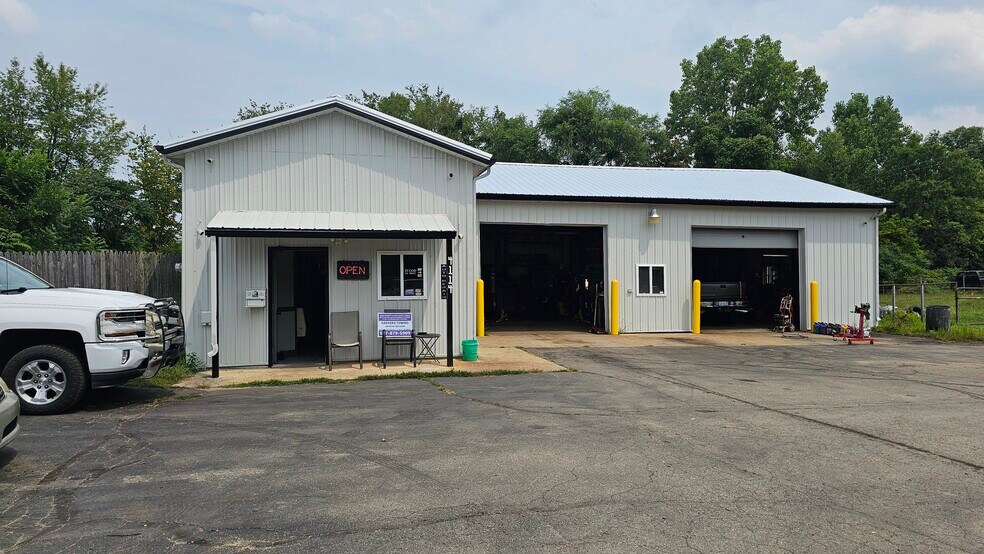 4114 E Michigan Ave, Jackson, MI à vendre - Photo principale – Image 1 sur 31