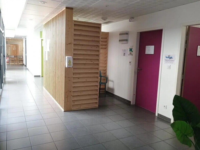 Bureau dans Saint-Martin-du-Frêne à louer - Photo de l’immeuble – Image 2 sur 7