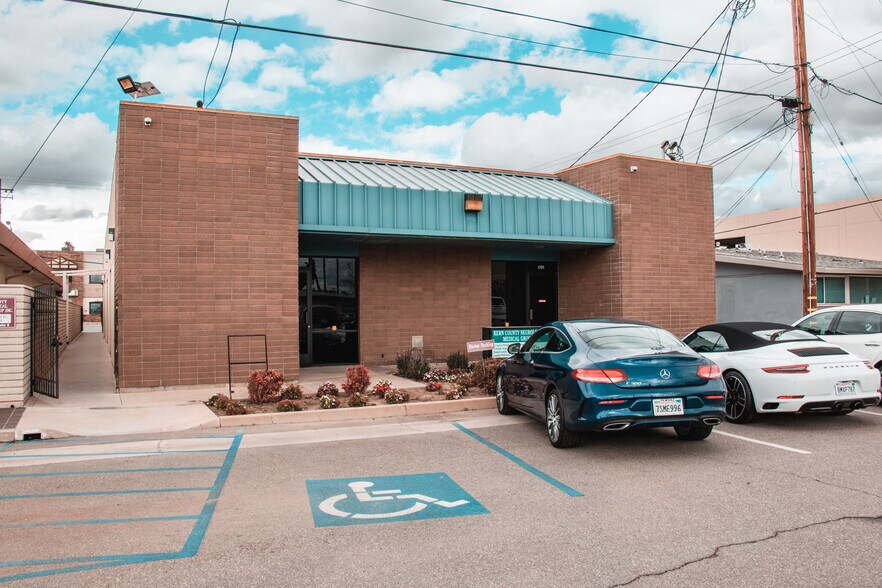 1705 28th St, Bakersfield, CA à louer - Photo de l’immeuble – Image 3 sur 20