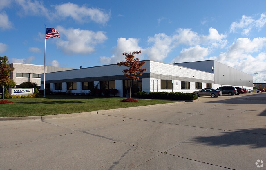 33472 Sterling Ponds Blvd, Sterling Heights, MI à louer - Photo de l’immeuble – Image 2 sur 3