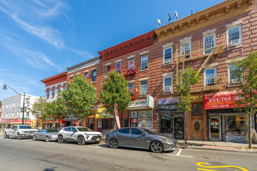 1716 Bergenline Ave, Union City, NJ à vendre - Photo de l’immeuble – Image 2 sur 9