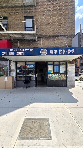 4233 College Point Blvd, Flushing, NY à louer - Photo de l’immeuble – Image 1 sur 6