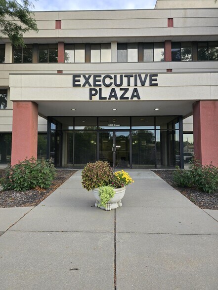 6818 Grover St, Omaha, NE à louer - Photo de l’immeuble – Image 1 sur 4