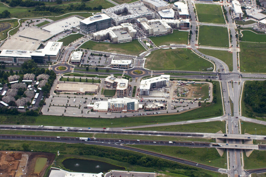 W 87th St Pky, Lenexa, KS à louer - Vidéo aérienne – Image 2 sur 22