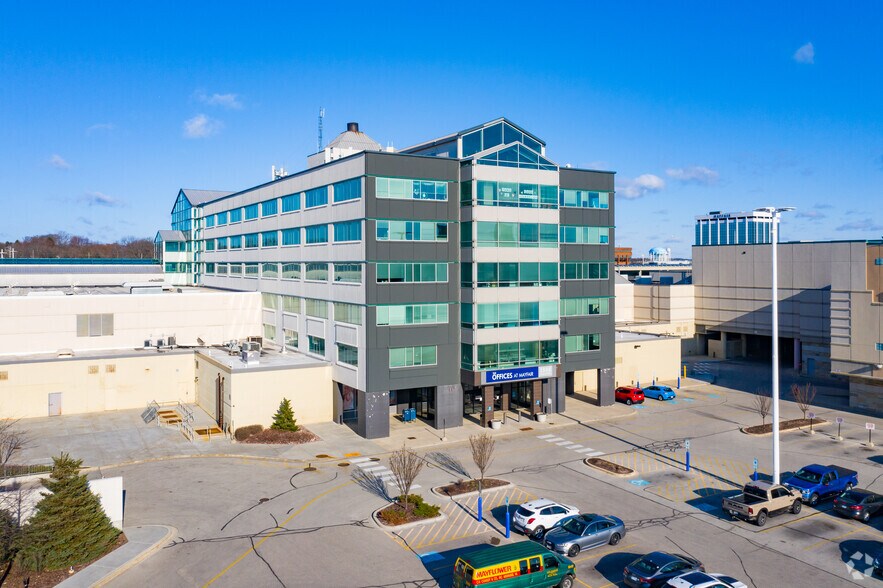 2500 N Mayfair Rd, Wauwatosa, WI à louer - Photo de l’immeuble – Image 1 sur 10