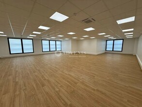 Bureau dans Chessy à louer Photo intérieure– Image 1 sur 3