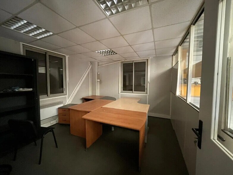 Local d’activités dans Saint-Étienne-du-Rouvray à louer - Photo de l’immeuble – Image 3 sur 23