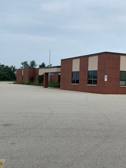3994 Wequiock Rd, Green Bay, WI à louer - Photo de l’immeuble – Image 1 sur 18