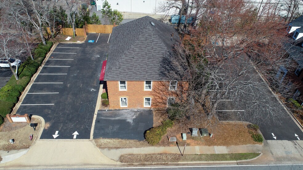 610 Colonial Park Dr, Roswell, GA à louer - Photo de l’immeuble – Image 3 sur 11