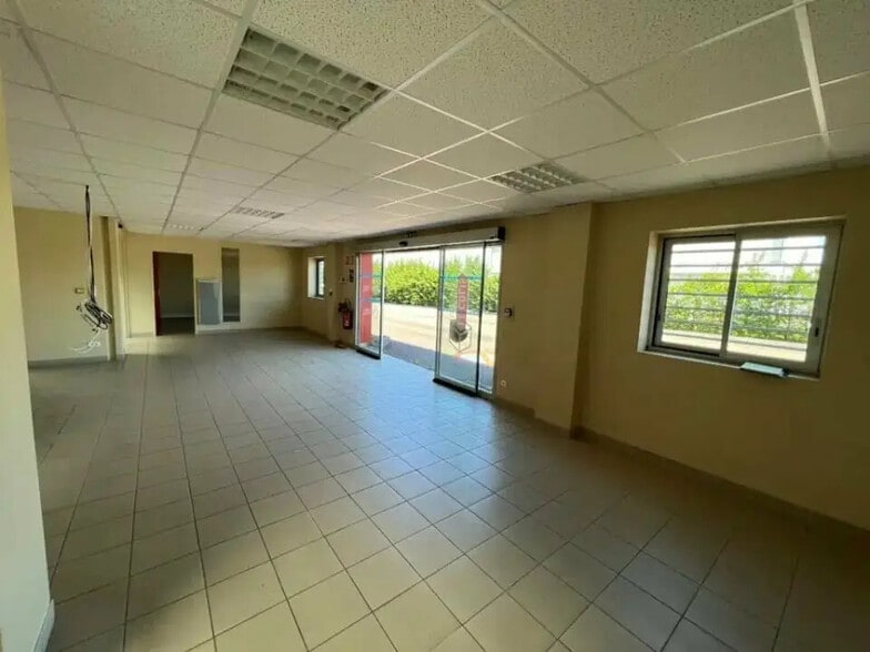 Local d’activités dans Bar-sur-Aube à louer - Photo intérieure – Image 2 sur 9