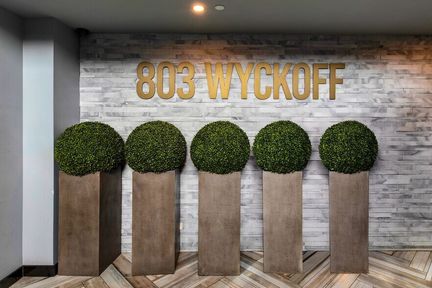 803 Wyckoff Ave, Ridgewood, NY à vendre - Photo de l’immeuble – Image 2 sur 6