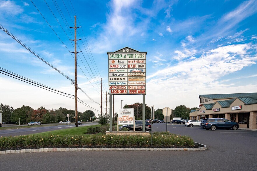 680 Route 33 E, East Windsor, NJ à louer - Photo de l’immeuble – Image 2 sur 23