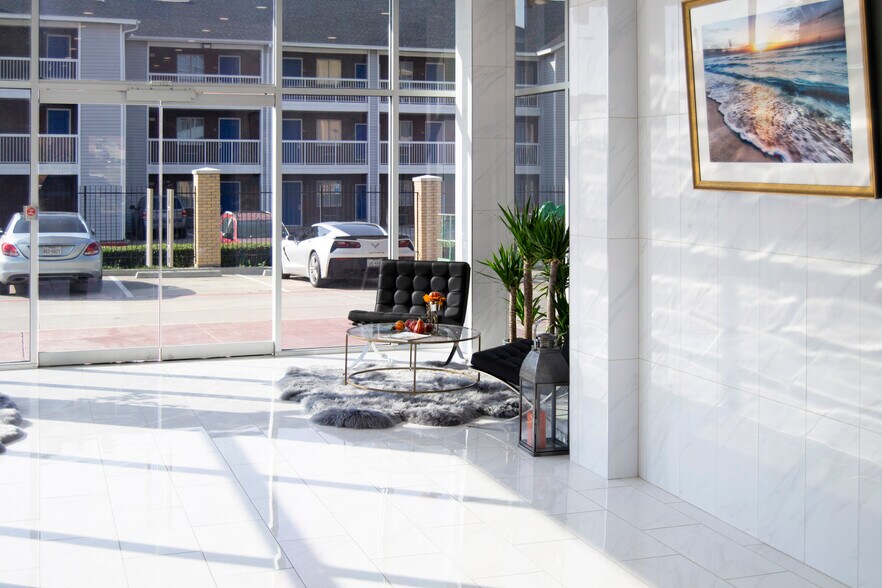 1220 W Trinity Mills Rd, Carrollton, TX à louer - Photo de l’immeuble – Image 3 sur 9