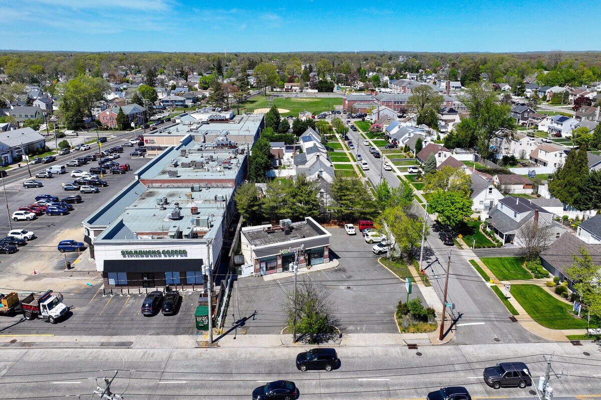 4303 Merrick Rd, Massapequa, NY à louer Photo de l’immeuble– Image 1 sur 4