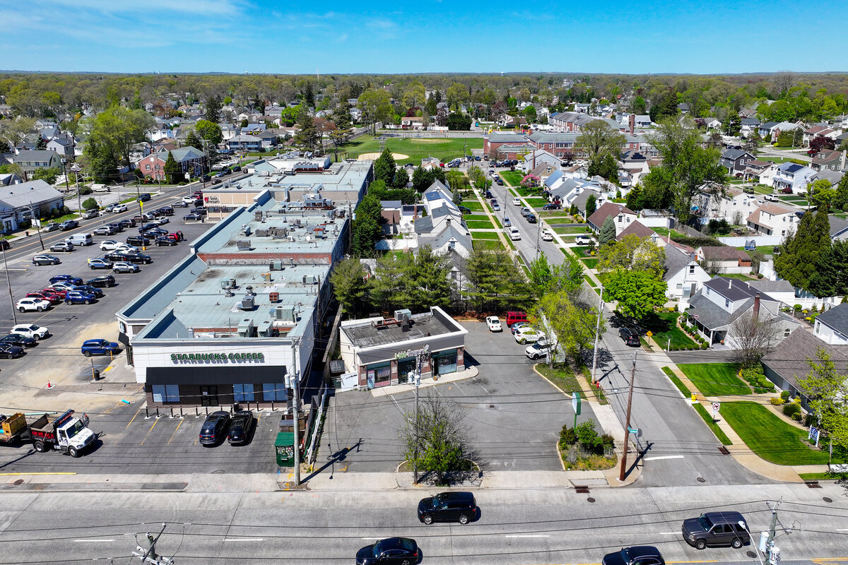 4303 Merrick Rd, Massapequa, NY à louer Photo principale– Image 1 sur 2