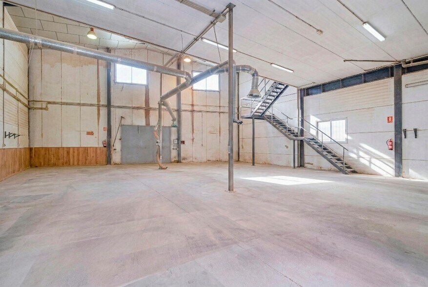 Industriel/Logistique dans Peligros à vendre - Photo de l’immeuble – Image 2 sur 27