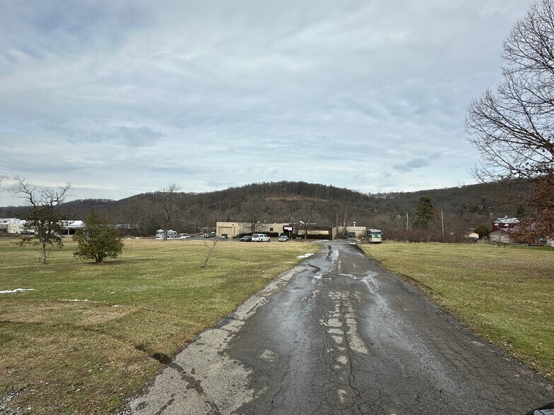 90 Pattison St, Evans City, PA à louer - Photo de l’immeuble – Image 3 sur 7