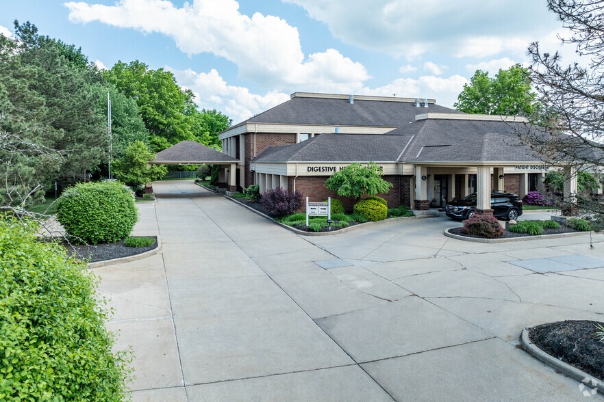 570 White Pond Dr, Akron, OH à louer - Photo principale – Image 1 sur 5