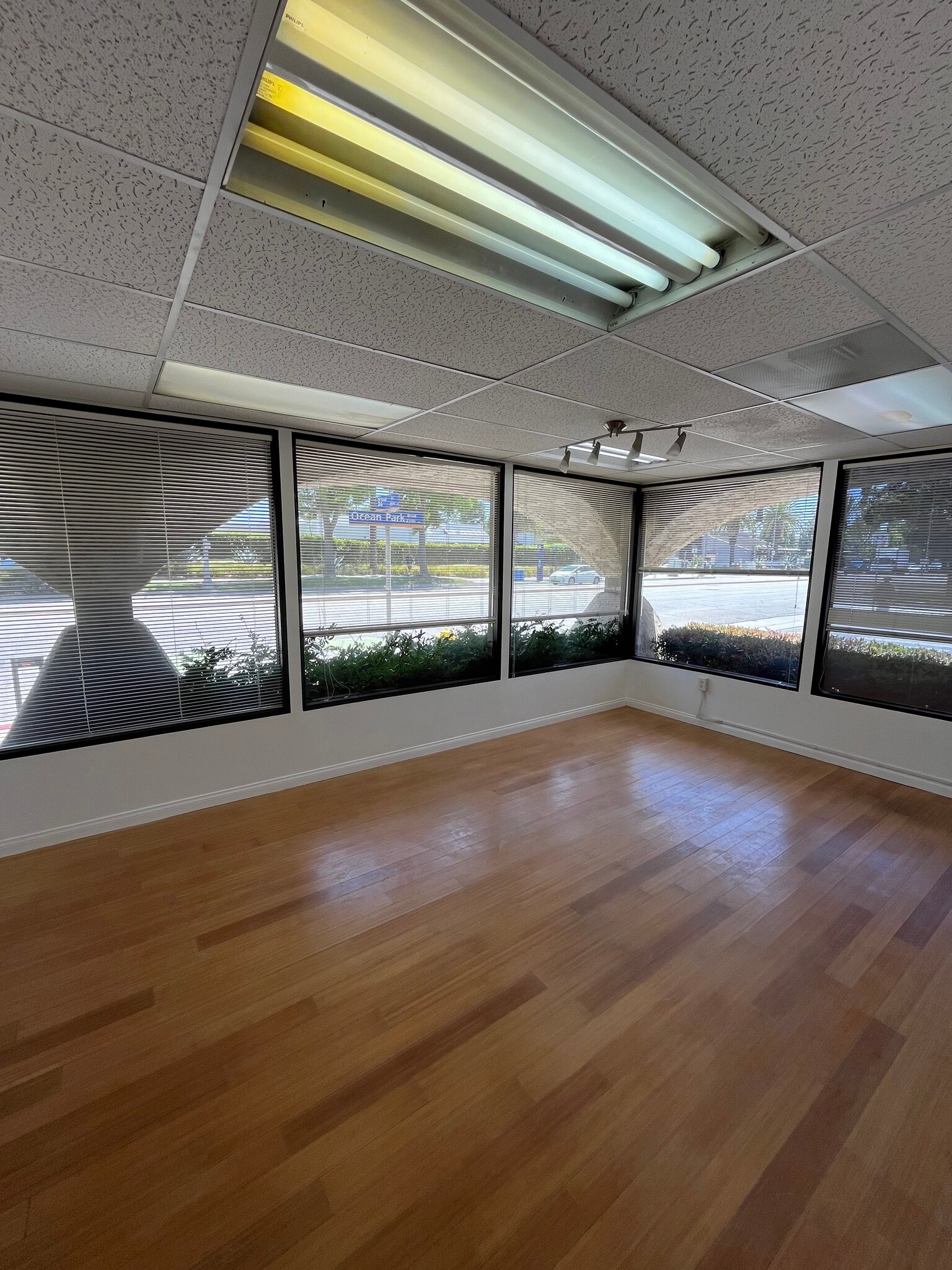 3205 Ocean Park Blvd, Santa Monica, CA à louer Photo de l’immeuble– Image 1 sur 8