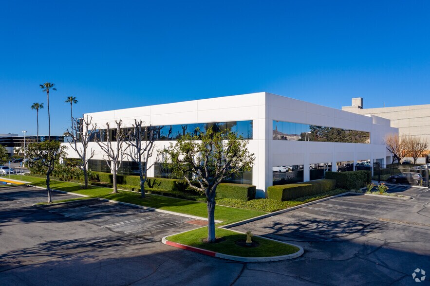 9201 Oakdale Ave, Chatsworth, CA à louer - Photo de l’immeuble – Image 1 sur 15