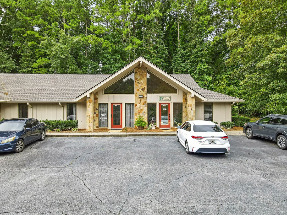 11285 Elkins Rd, Roswell, GA 30076 - Lot D2 -  - Photo intérieure - Image 1 of 33