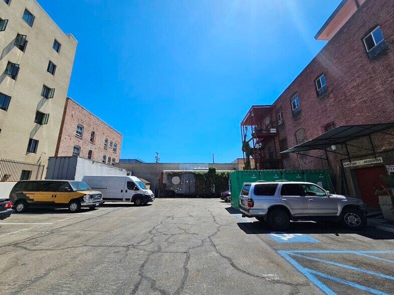718 Gladys Ave, Los Angeles, CA à louer - Photo de l’immeuble – Image 3 sur 20