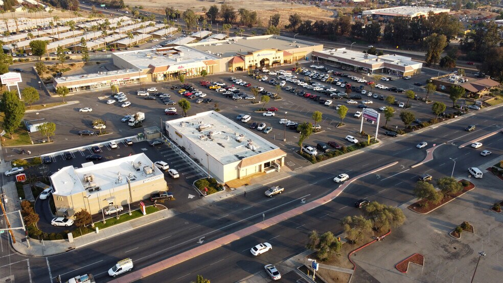 2683-2693 Mount Vernon Ave, Bakersfield, CA à louer - Photo de l’immeuble – Image 2 sur 5