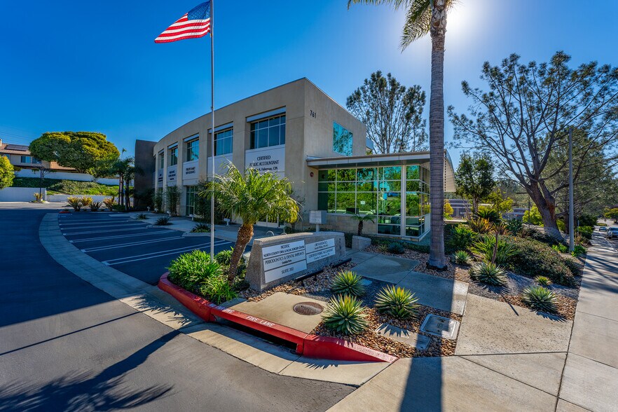 761 Garden View Ct, Encinitas, CA à louer - Photo de l’immeuble – Image 2 sur 5
