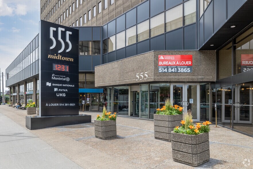 555 Rue Chabanel O, Montréal, QC à vendre - Photo de l’immeuble – Image 2 sur 62