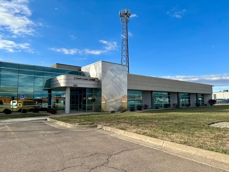 2121 SW Chelsea Dr, Topeka, KS à louer - Photo de l’immeuble – Image 2 sur 3