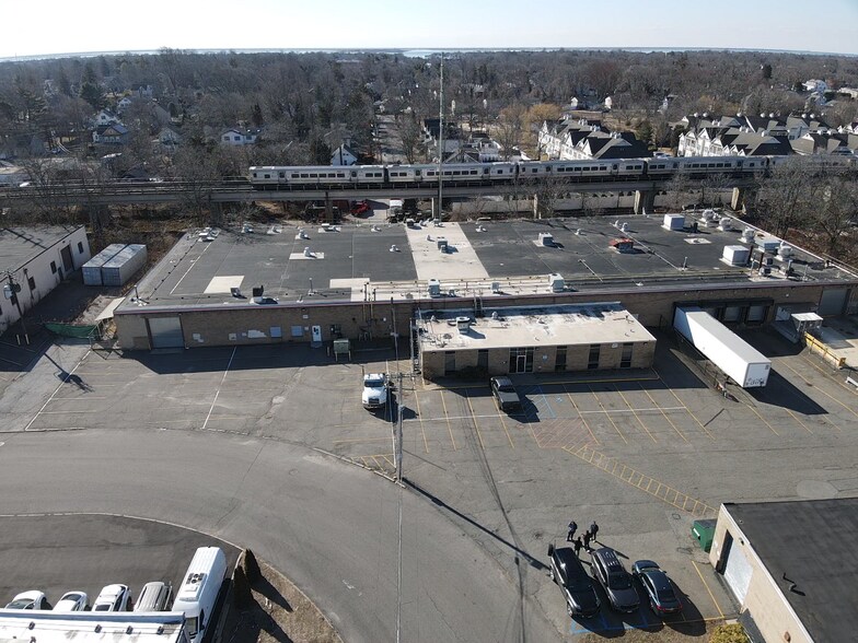 11 Ranick Dr S, Amityville, NY à vendre - Photo de l’immeuble – Image 1 sur 7